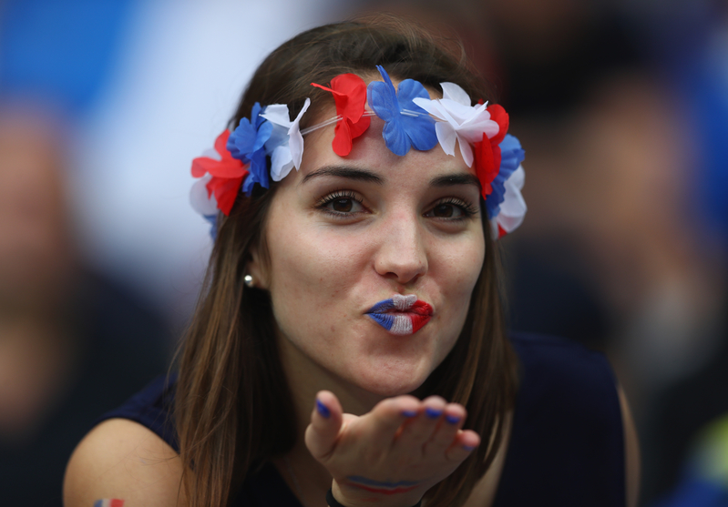 英超2024赛季焦点：C罗短期转会引爆话题，曼城2-0切尔西领跑积分榜